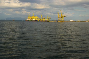 Kargo gemisi terminali. Konteyner terminali. Horizont endüstriyel bağlantı noktası. Nakliye.