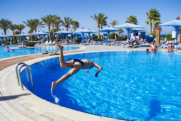 A man jumping into the water — Stock Photo, Image