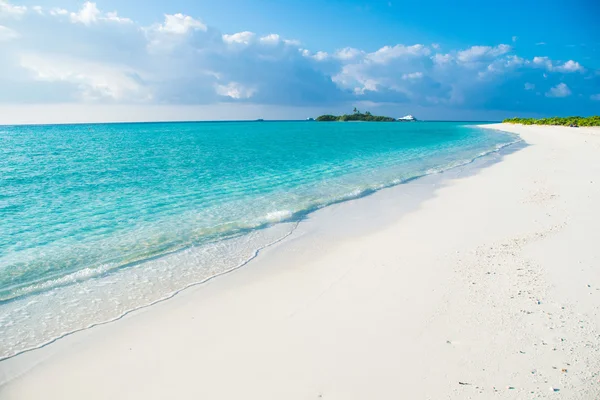白色的沙滩，马尔代夫的热带海滩 — 图库照片