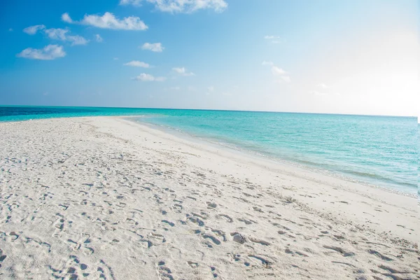 Güzel boş tropikal Cennet plaj beyaz kum ve turkuaz su ile — Stok fotoğraf