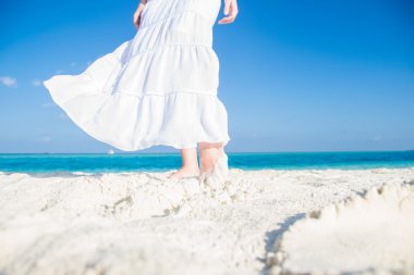 Etek ve ayak tropik sahilde hareketli beyaz