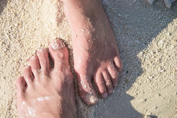 Close up male and female foot on the sand — Stock Photo, Image