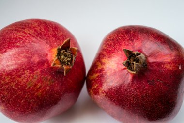 İki kırmızı nar meyve, yakın çekim