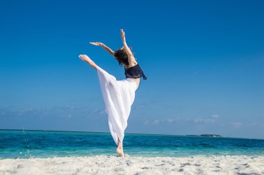 genç kız dans tropikal Beach, Maldivler