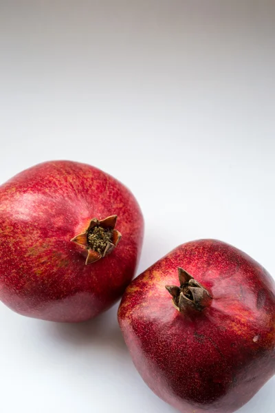 Due melograni rossi frutta verticale — Foto Stock