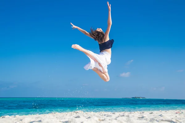 Genç kız tropikal beach, Maldivler atlama