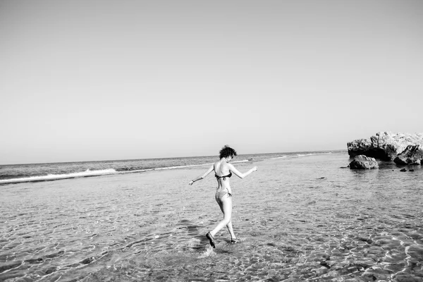 Kız su tarafından siyah ve beyaz mayo