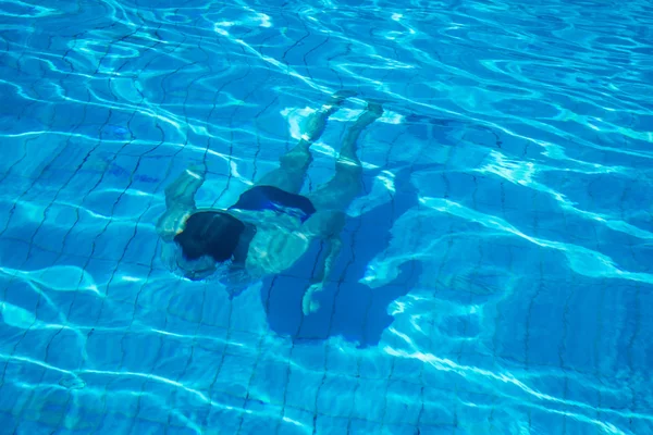Manusia berenang di bawah air — Stok Foto