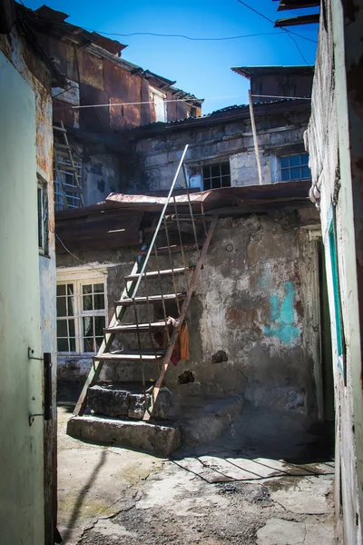 Shanty with ladder in urban district for poor  Yerevan, Armenia — Stock Photo, Image