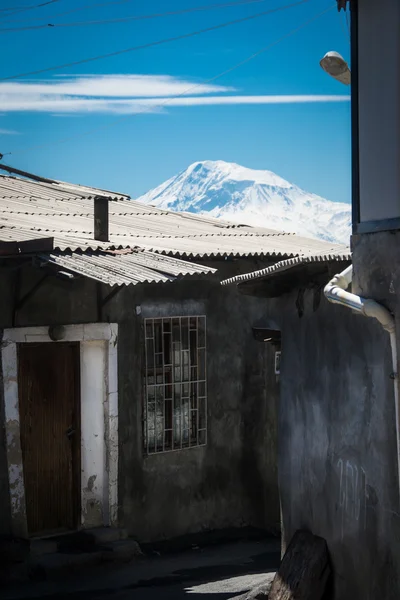येरेवन, आर्मेनिया में गरीबों का घर, पृष्ठभूमि पर अरारात — स्टॉक फ़ोटो, इमेज