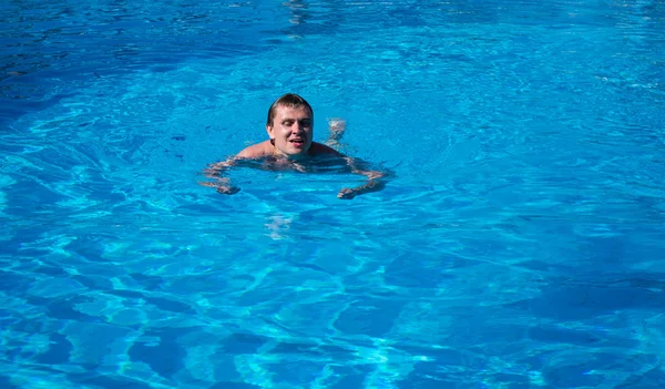 Man swim in the pool — Stock Photo, Image