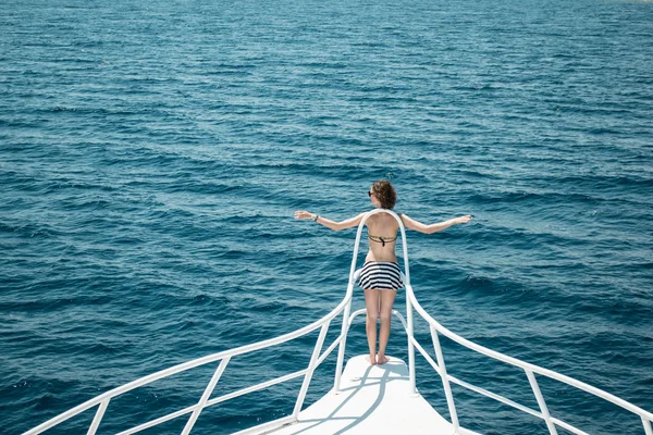 Iyi vücut kızla kal açık denizde kürsü üzerinde — Stok fotoğraf