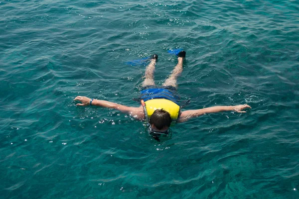 Adam suda ıslatın ve can yeleği şnorkel — Stok fotoğraf
