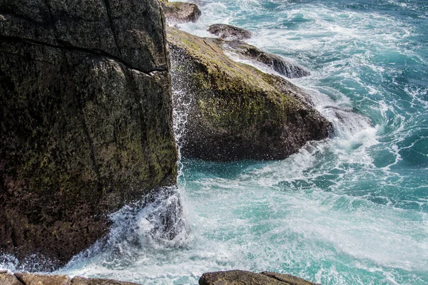 Dalga ara karşı rock, yatay — Stok fotoğraf