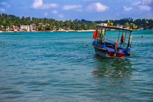 Paysage marin avec bateau à moteur, ceylon, unawatuna — Photo