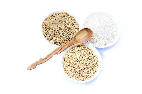 tahıl pirinç, mercimek, buğday ve ahşap boş kaşık 
