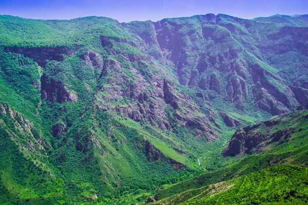 Pemandangan yang luar biasa, jurang hijau dan gunung — Stok Foto