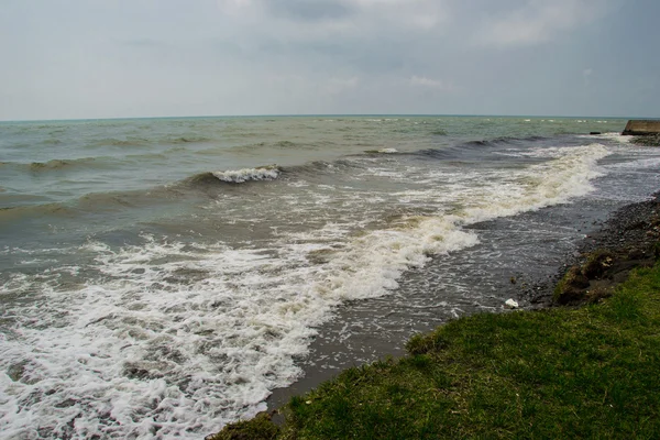 Krajina u moře, zpěněné vody, snížení obloha — Stock fotografie