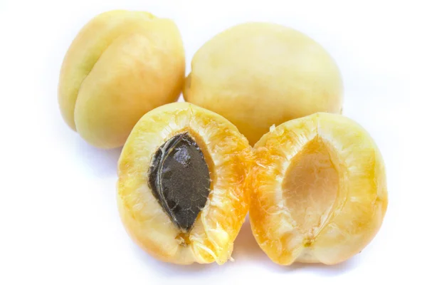 Frutta albicocca con nocciolo isolato — Foto Stock