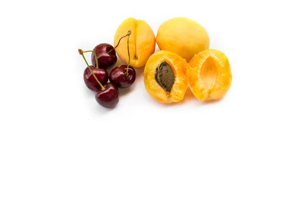 Albicocche e ciliegie — Foto Stock