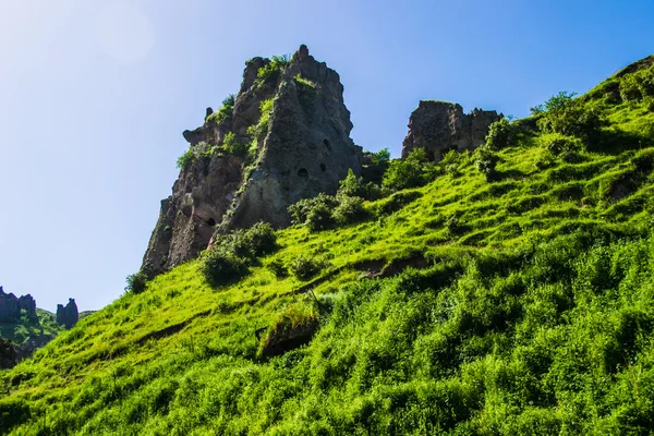 Bukit berumput, kota gua — Stok Foto