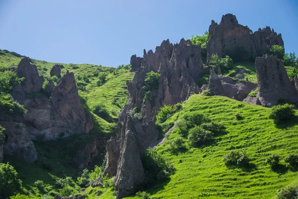 Sivri tepeler üzerinde görüntülemek için şehir mağara