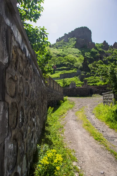 Chemin rural le long du cimetière, fond grotte ville — Photo