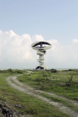 Issız yol, modern arka plan üzerinde bina