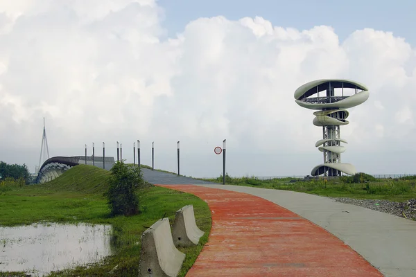 Kaldırım, yaya köprüsü ve modern ıssız arka planda bina