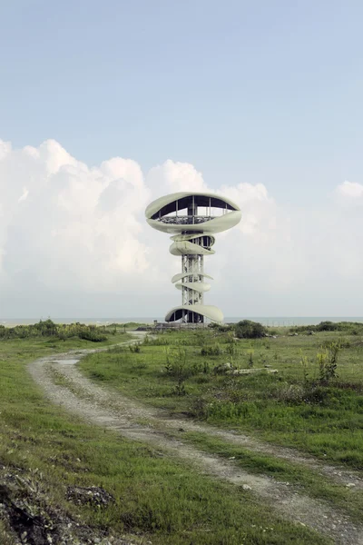 Caminho, edifício deserto moderno em segundo plano — Fotografia de Stock