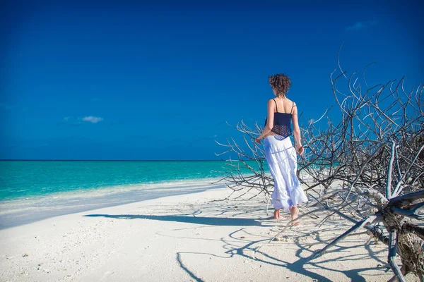 Beyaz kum plaj dikenli ile kız — Stok fotoğraf