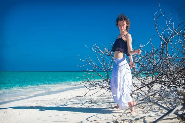 Beautiful slender girl stay on beach with thorny — Stock Photo, Image