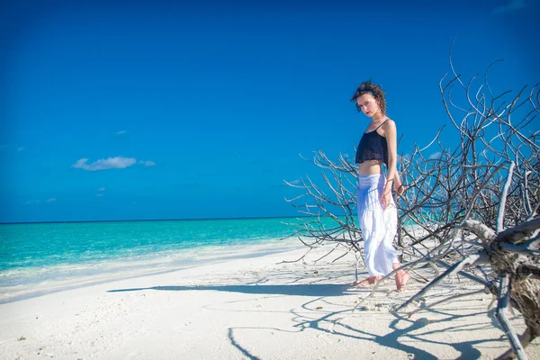 Beautiful slim girl stay on beach with thorny — Stock Photo, Image