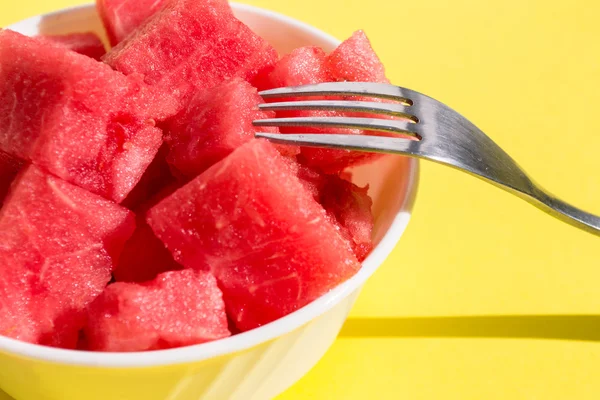 Pieces watermelon in bowl with fork, closeup — Stock Photo, Image