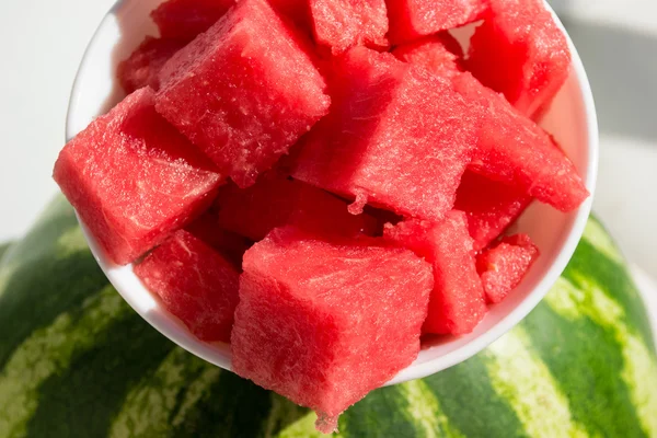 Pieces watermelon in bowl, top view — Stock Photo, Image