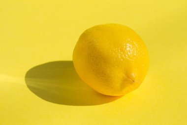 Sarı arkaplanda limon