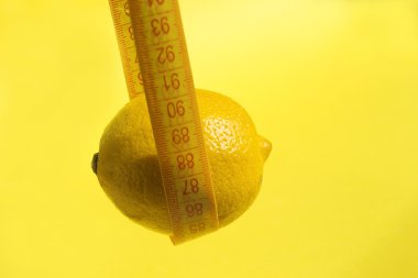 Limon sarı arka plan ve ölçü birimi teyp üzerindeki