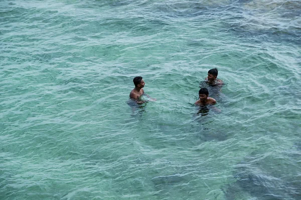 Tiga pemuda lokal berenang di laut, Sri Lanka — Stok Foto