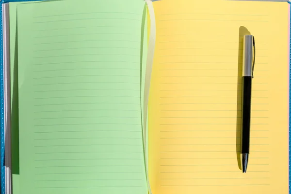 yeşil ve sarı yaprak defter, kalem