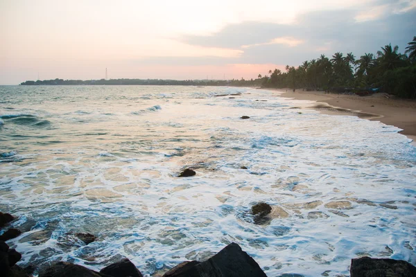 Au coucher du soleil sur une belle plage — Photo