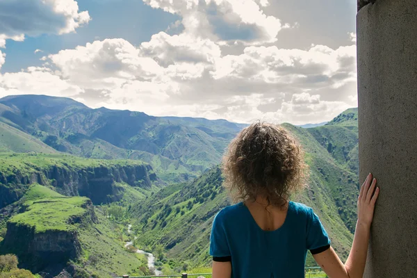 Genç kadın harika manzaraya bakarak