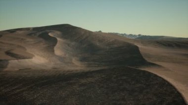 Sahara Çölü 'ndeki büyük kum tepelerinin hava manzarası.