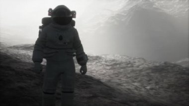Toz ve sisle dolu başka bir gezegendeki astronot.