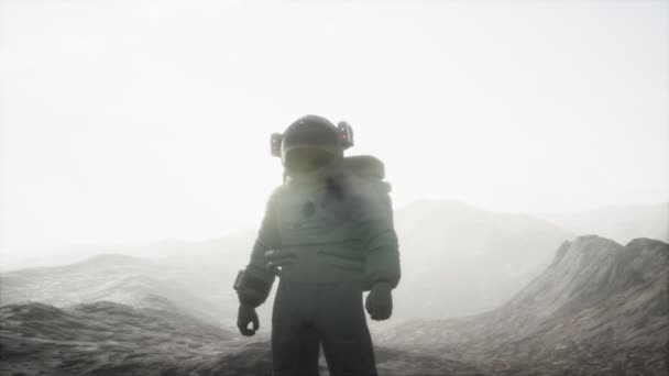 Astronauta em outro planeta com poeira e nevoeiro — Vídeo de Stock