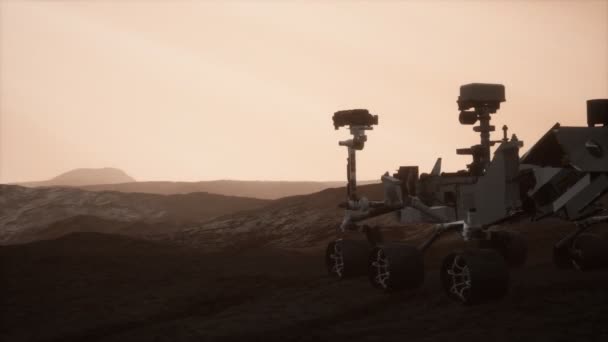 Zvědavost Mars Rover zkoumající povrch červené planety — Stock video