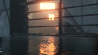 Geceleyin sisli sokakta hafif odaklı neon ışıkları