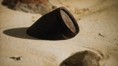 Kumsaldaki eski tahta fıçı.