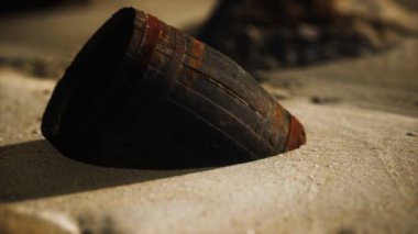 Kumsaldaki eski tahta fıçı.