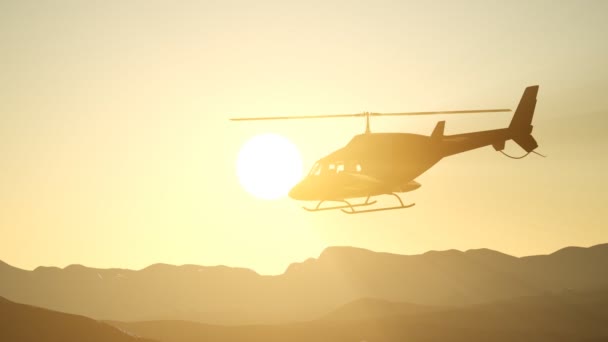 Helicóptero de vuelo en cámara lenta extrema y cielo puesta de sol — Vídeos de Stock