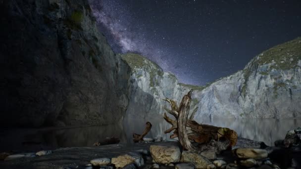 Hyperlapse malam berbintang langit dengan gunung dan pantai laut — Stok Video